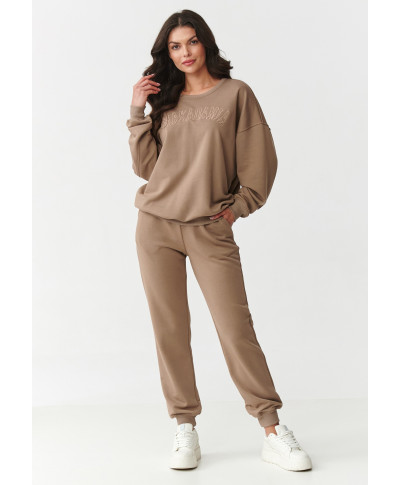 Sporta tērps ar izšūtu logotipu latte M889